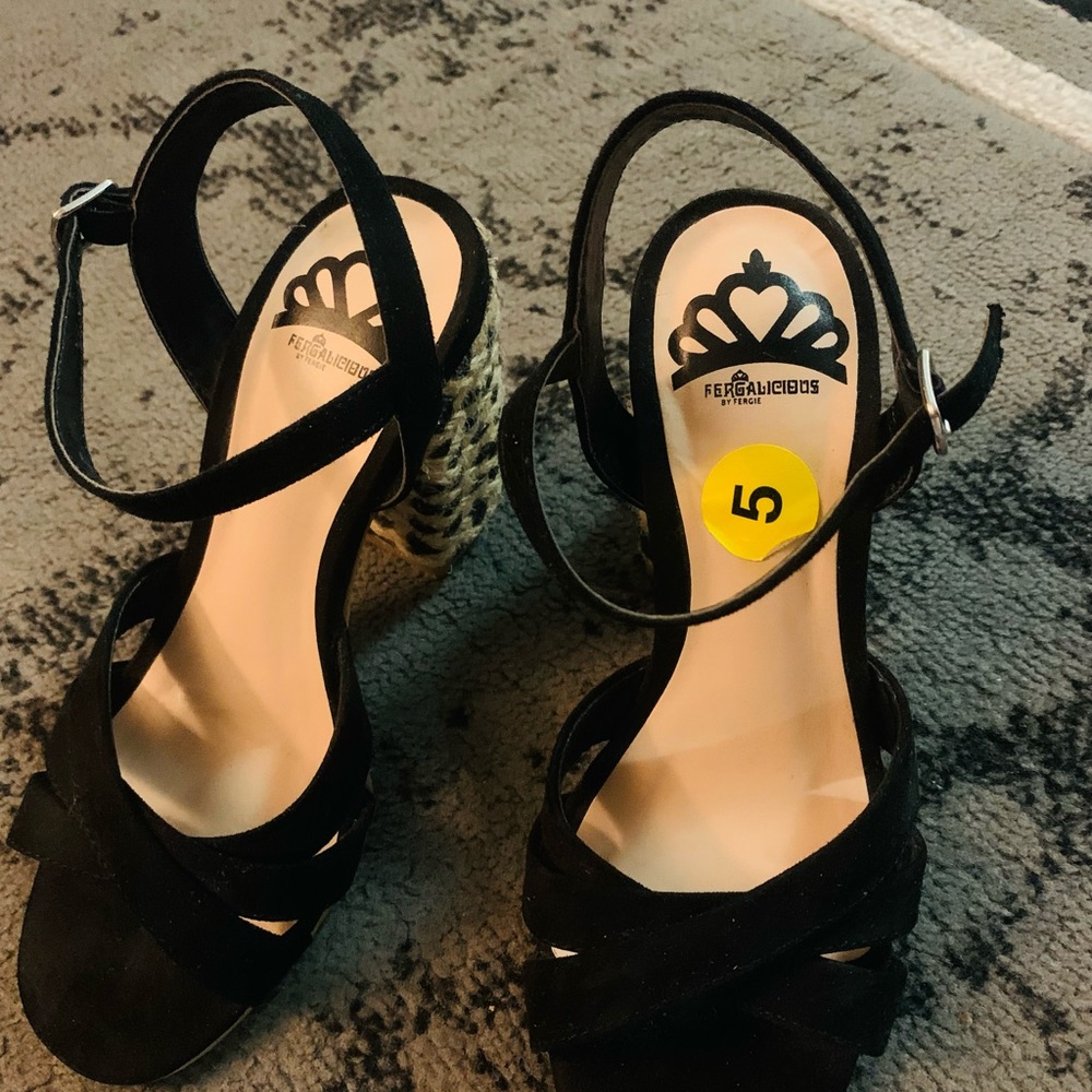 High heel, size 5 and brand is fergie!!!